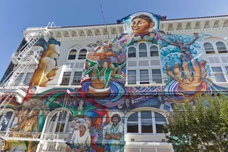 丰富多彩的, large-scale mural covers the side of the Women's Building in San Francisco's 任务的区.